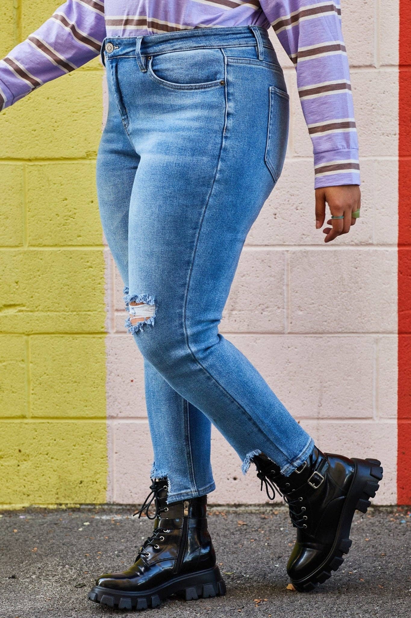 CURVY ANKLE SLIM STRAIGHT WITH DISTRESSED HEM