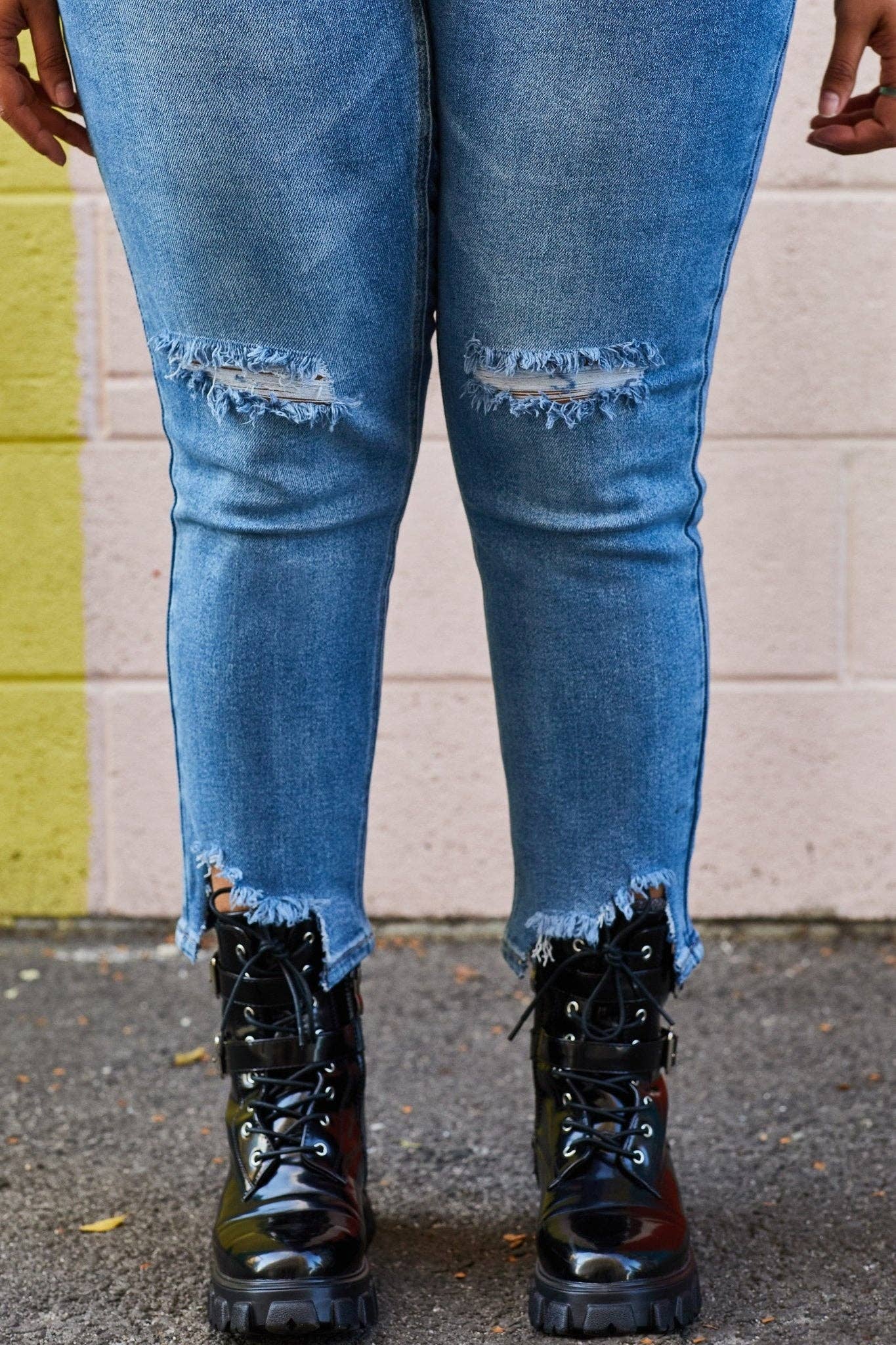 CURVY ANKLE SLIM STRAIGHT WITH DISTRESSED HEM