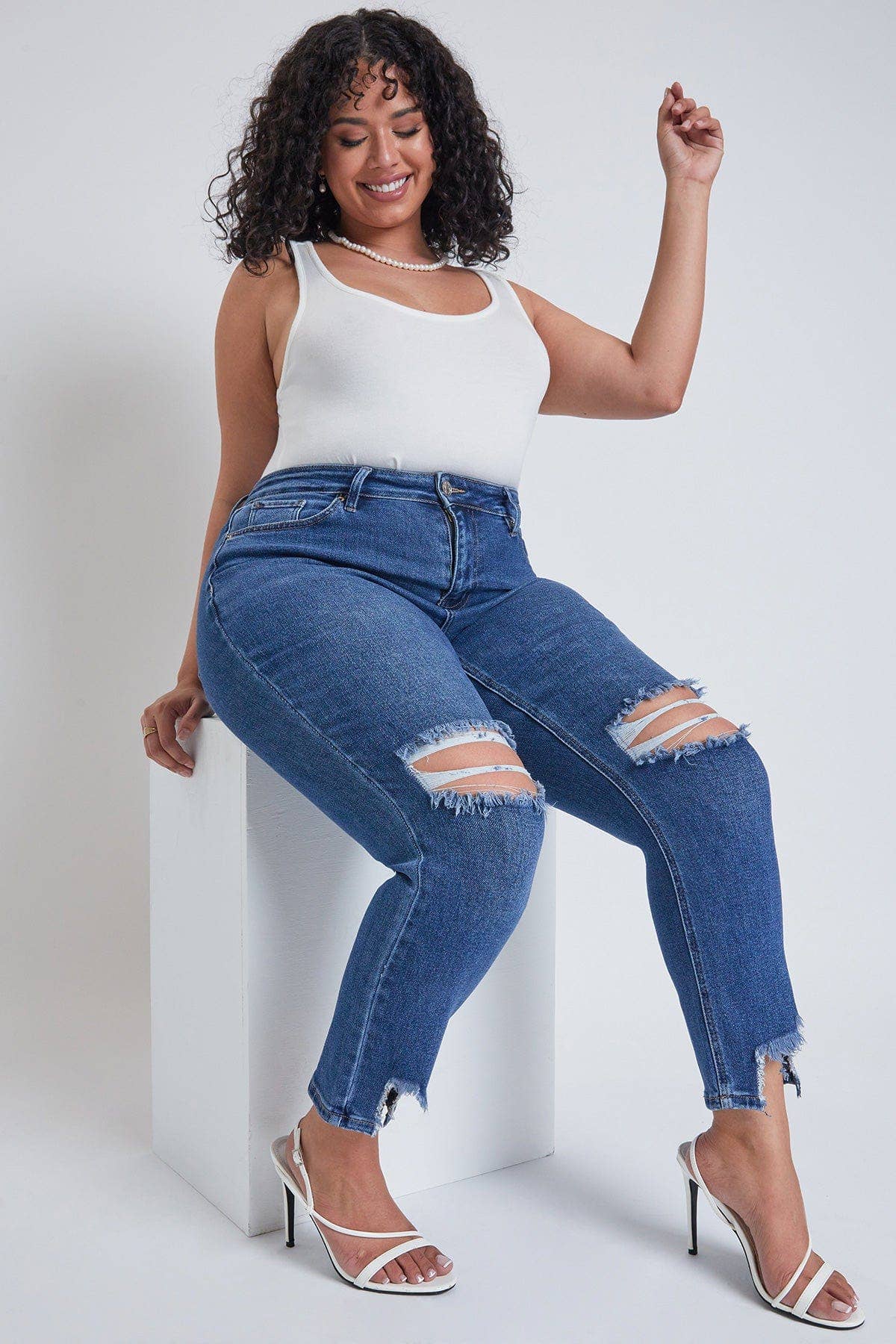 CURVY ANKLE SLIM STRAIGHT WITH DISTRESSED HEM