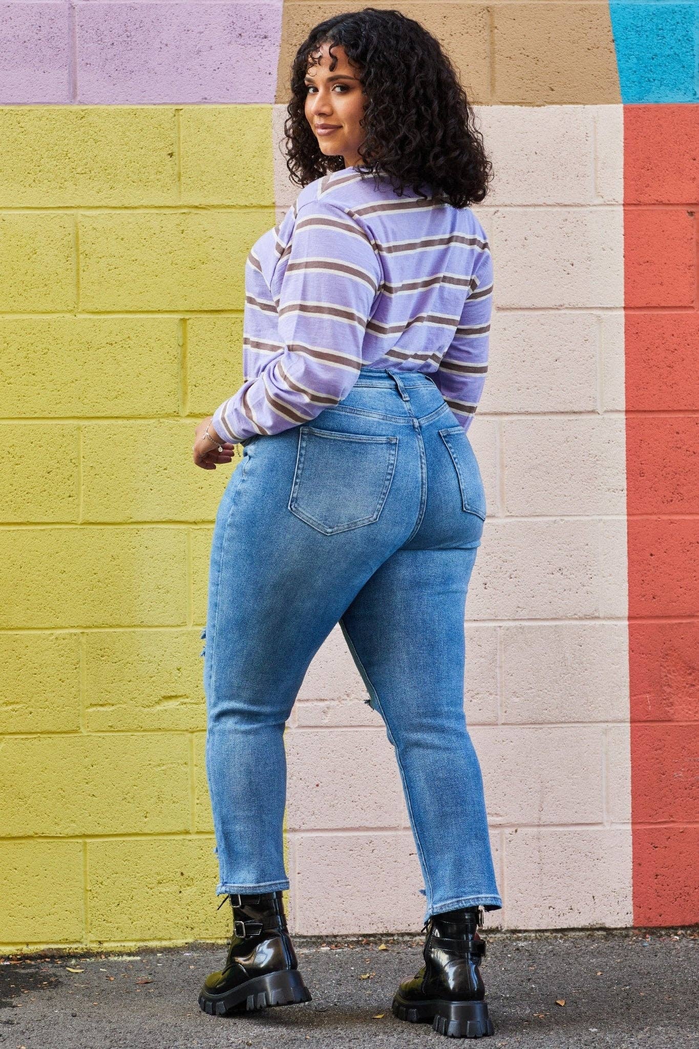 CURVY ANKLE SLIM STRAIGHT WITH DISTRESSED HEM