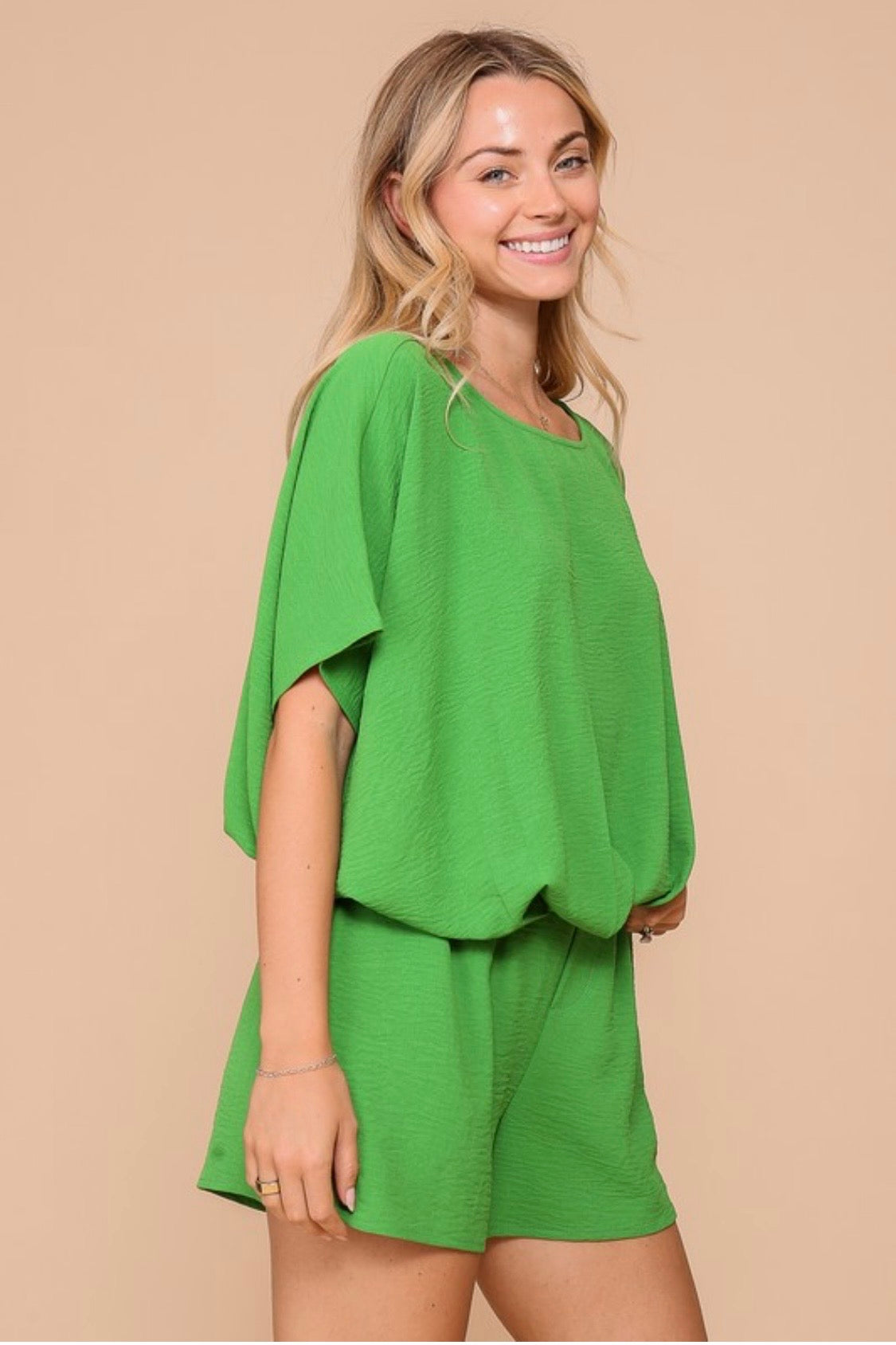 SHORT SLEEVE ROUND NECK TOP WITH TWIST FRONT HEM