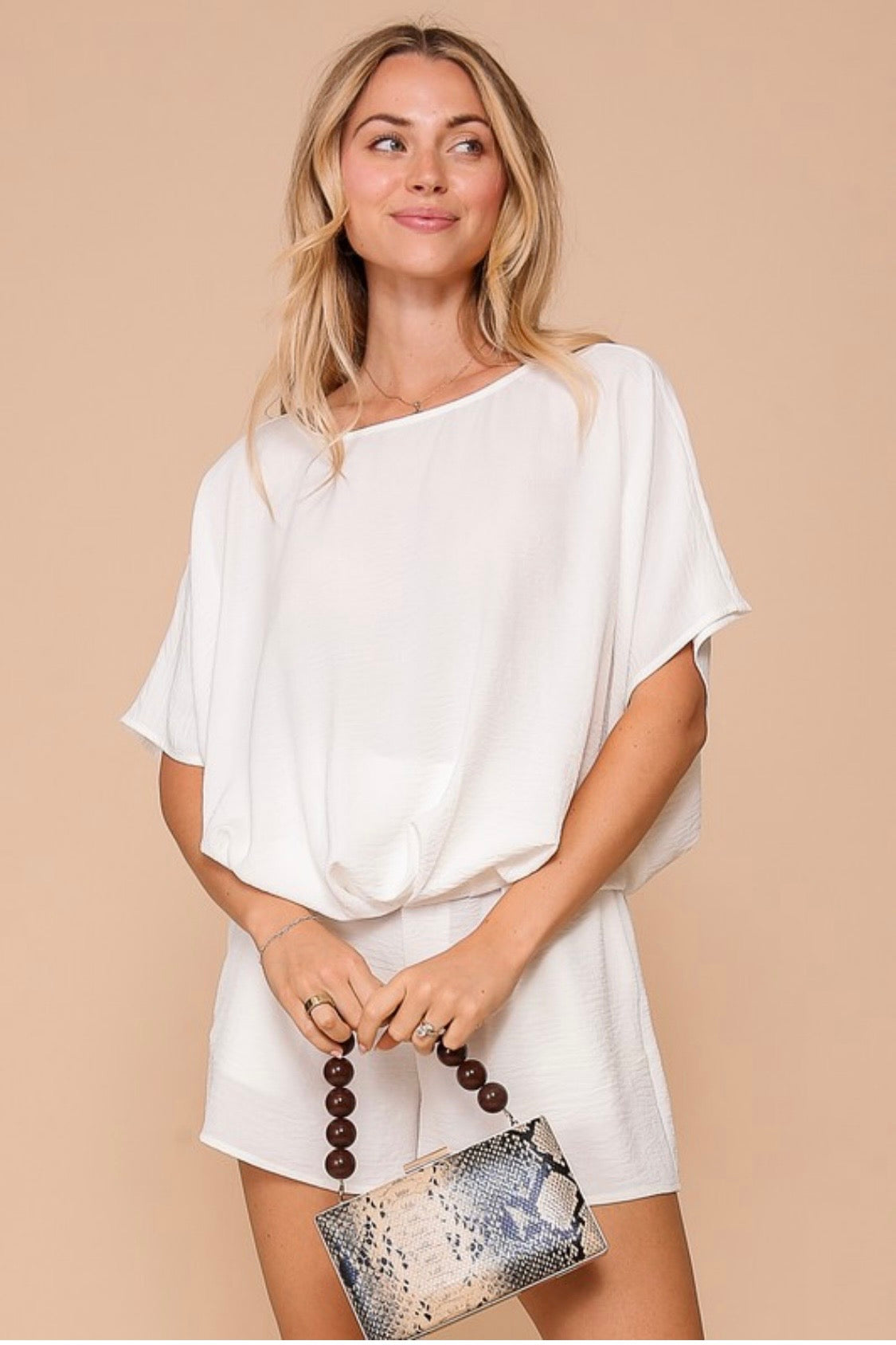 SHORT SLEEVE ROUND NECK TOP WITH TWIST FRONT HEM