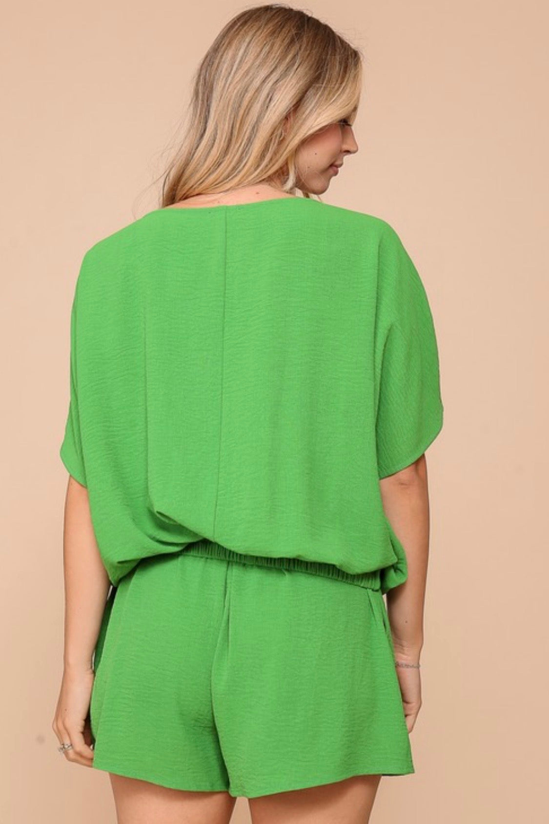 SHORT SLEEVE ROUND NECK TOP WITH TWIST FRONT HEM