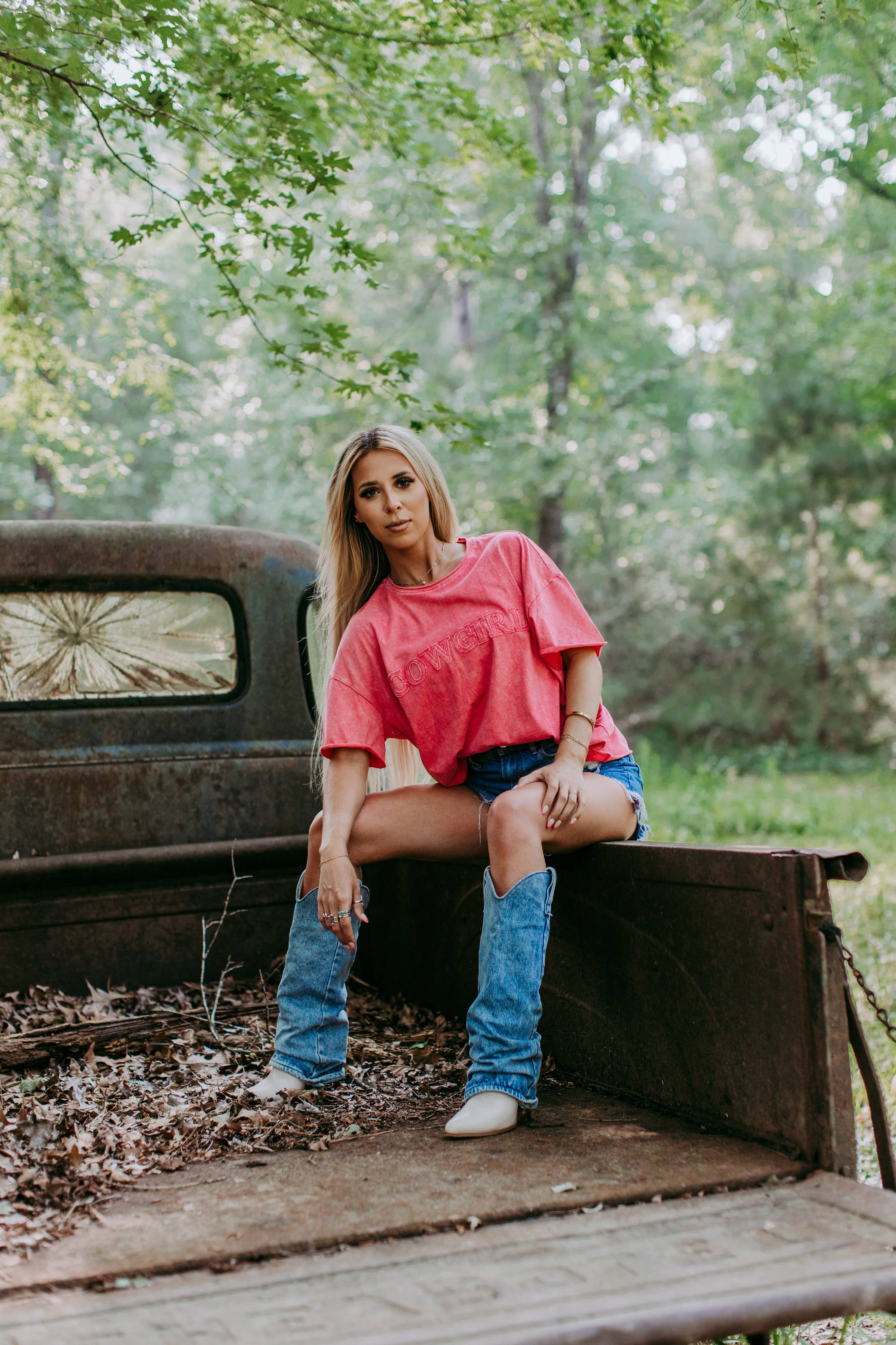 SHORT SLEEVE MINERAL WASHED TEE WITH 3D COWGIRL