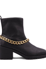 YENNI CHELSEA STYLE BOOT WITH CHAIN DETAIL
