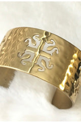 RUSTIC CUFF HOLLY WIDE LOGO CUTOUT CUFF