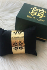 RUSTIC CUFF HOLLY WIDE LOGO CUTOUT CUFF