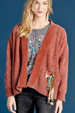 DROP SHOULDER OPEN CHENILLE CARDI WITH REMOVABLE CHARM
